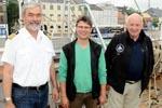 Kapitän Tilmann Hebekus, Martin Johannsen und Jürgen Hinrichs, Vorstandsmitglied der Deutschen Stiftung Sail Training, der Besitzerin des Schiffes.