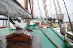 Blick vom Steuerruder über das Deck